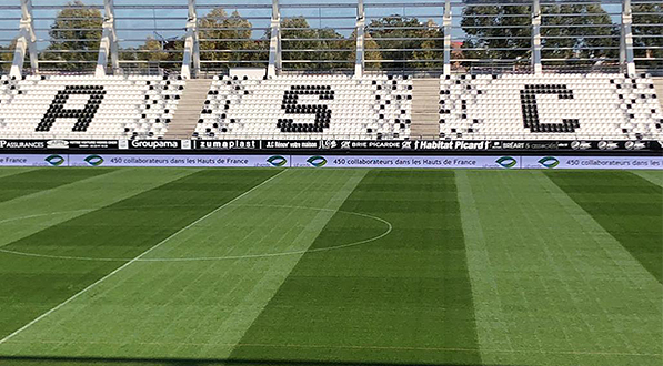 Magnifique gazon Eurosport Performance Plus dans le stade d'Amien (ASC).